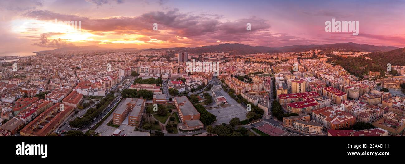 Vista aerea di Malaga con il campus El Ejido dell'Università di Malaga, cielo colorato al tramonto Foto Stock