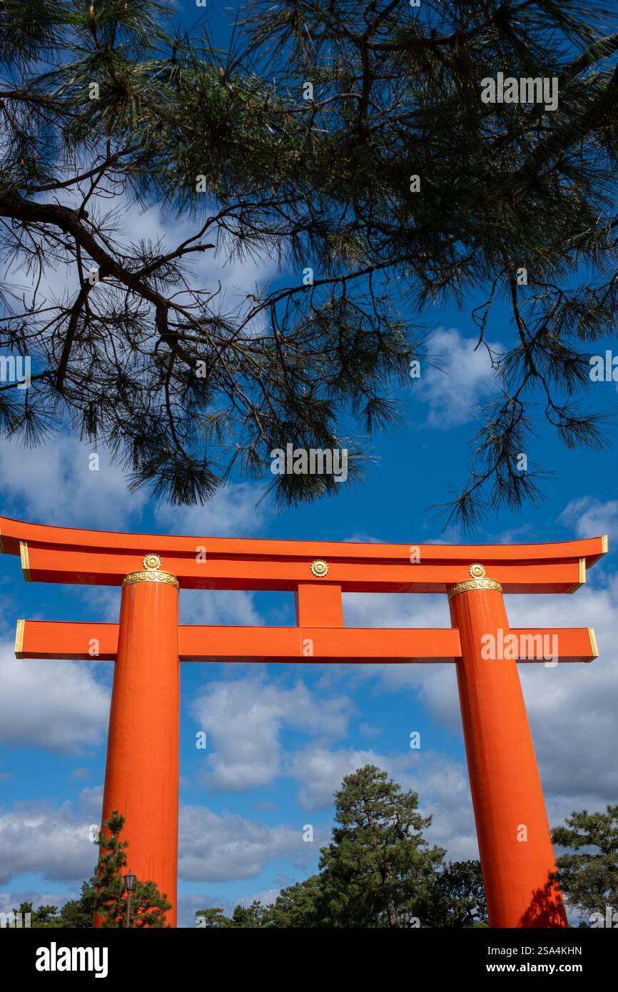 Santuario Heian-Jingu Grand Torii a Kyoto in Giappone Foto Stock
