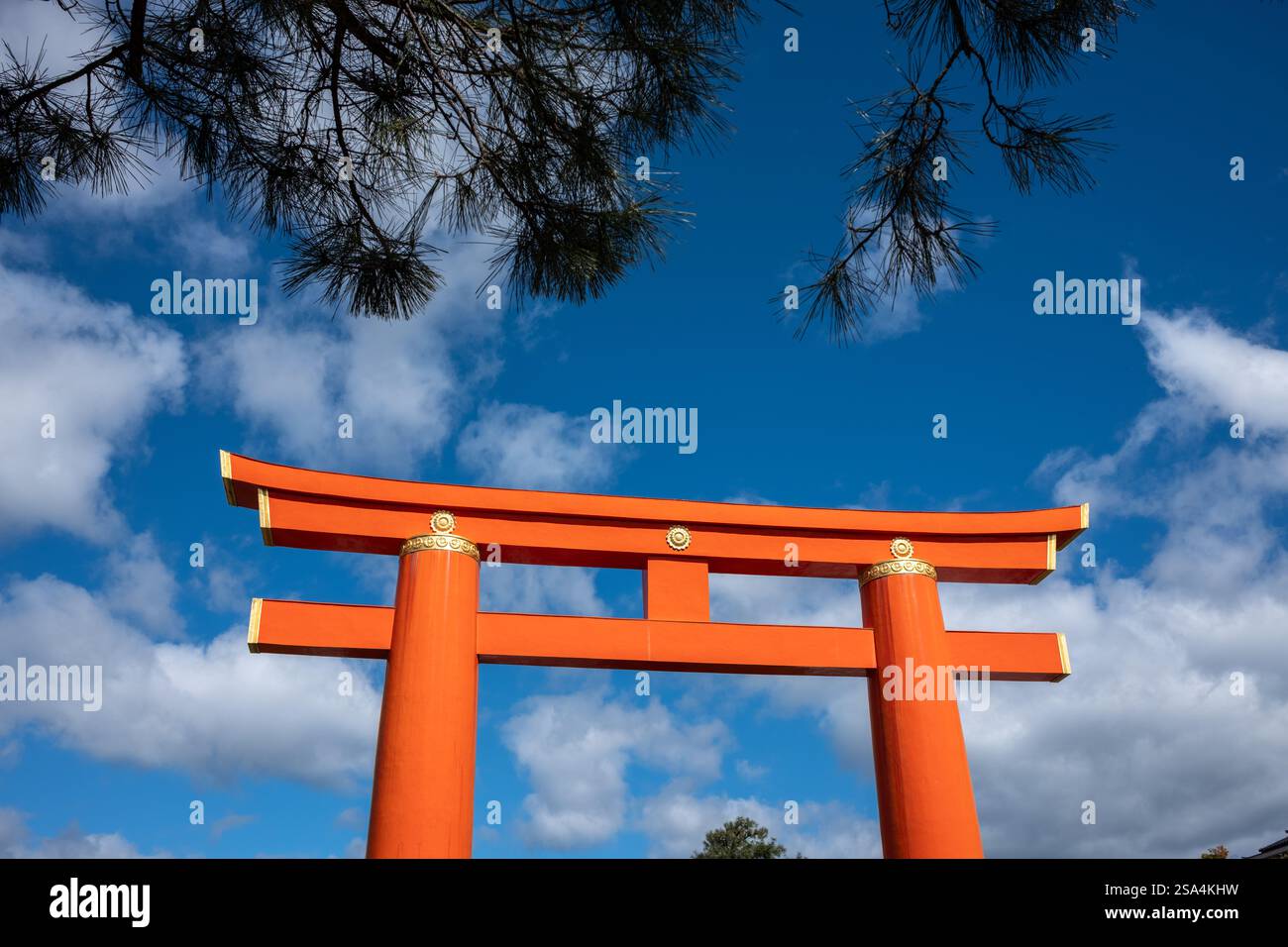 Santuario Heian-Jingu Grand Torii a Kyoto in Giappone Foto Stock