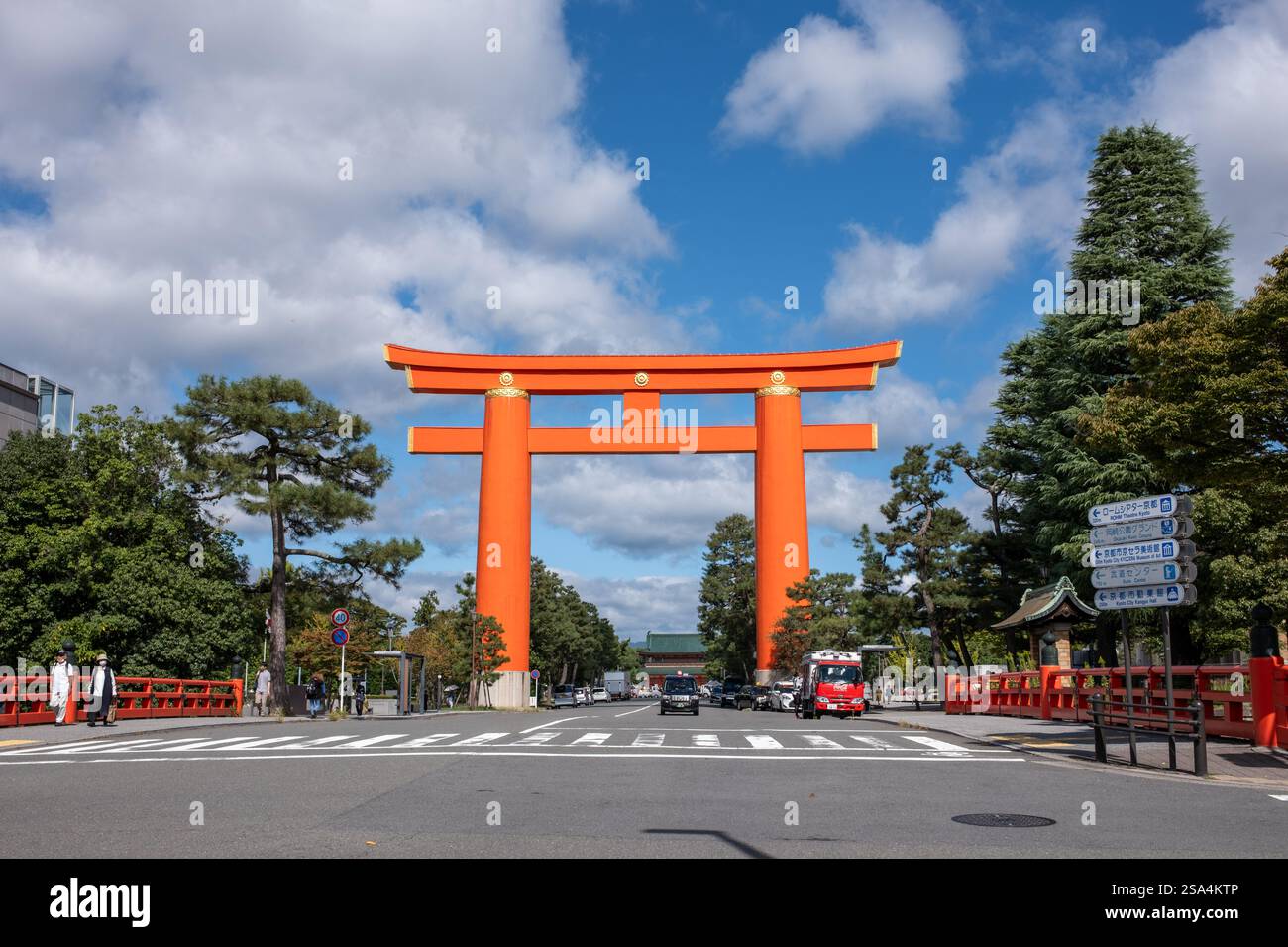 Santuario Heian-Jingu Grand Torii a Kyoto in Giappone Foto Stock