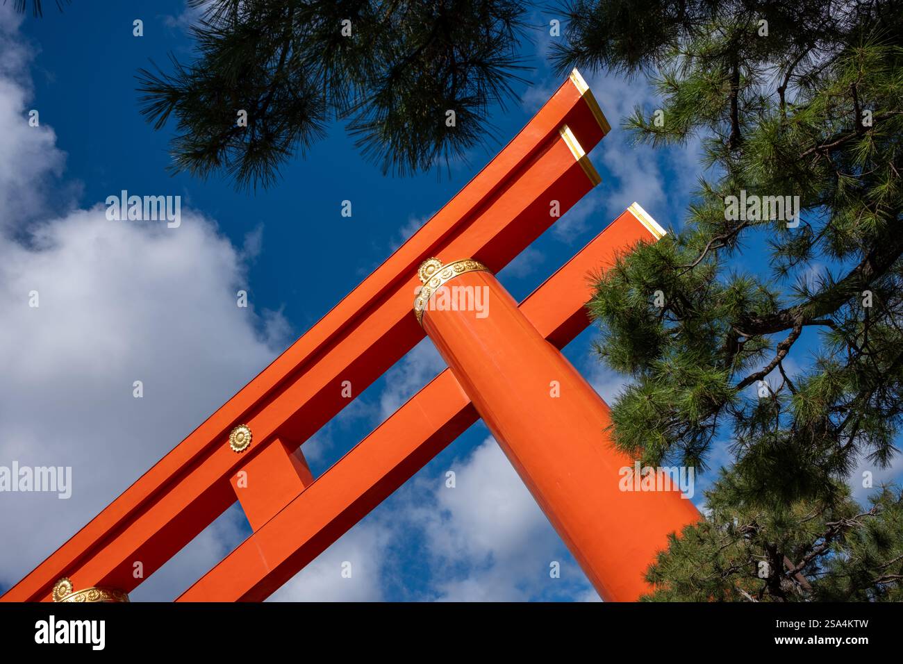 Santuario Heian-Jingu Grand Torii a Kyoto in Giappone Foto Stock