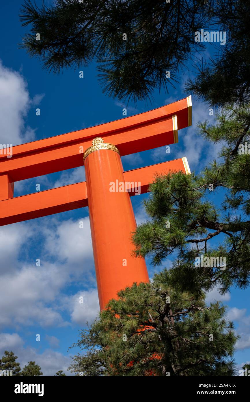 Santuario Heian-Jingu Grand Torii a Kyoto in Giappone Foto Stock