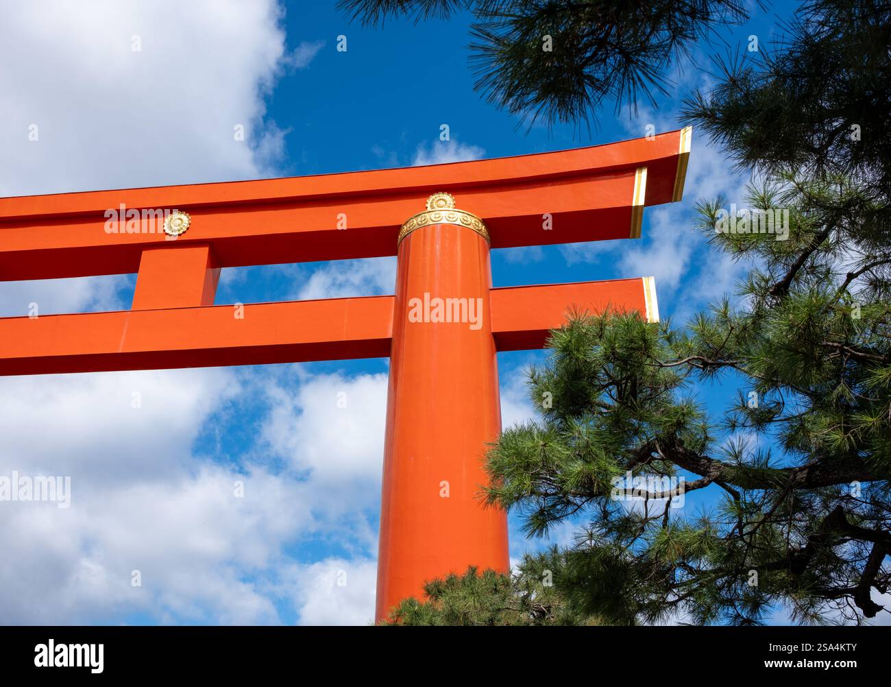 Santuario Heian-Jingu Grand Torii a Kyoto in Giappone Foto Stock