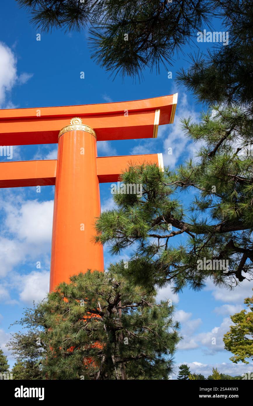 Santuario Heian-Jingu Grand Torii a Kyoto in Giappone Foto Stock