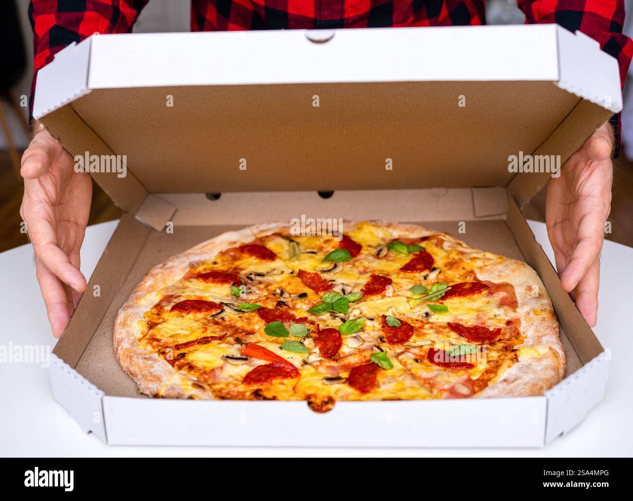 Pizza in scatola bianca. Foto Stock