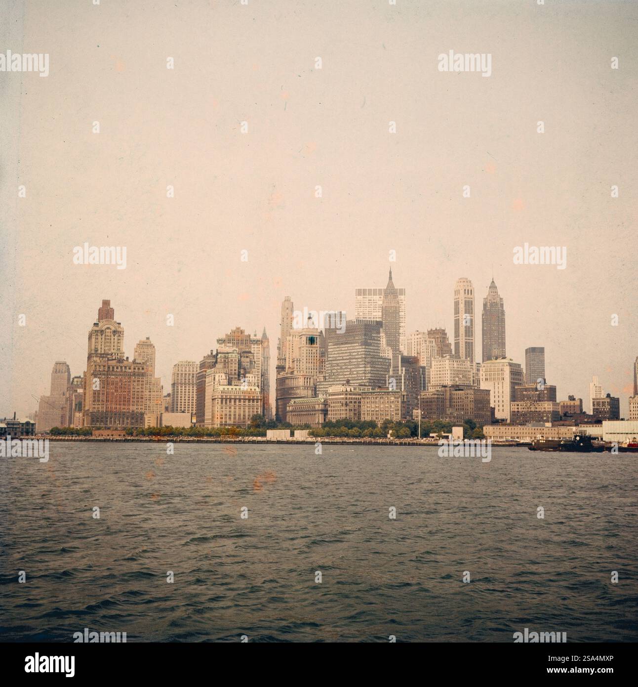 Blick auf die Skyline von Manhattan am Zusammenfluss von Hudson und East River, New York 1962. Veduta dello skyline di Manhattan alla confluenza dei fiumi Hudson e East, New York 1962. Foto Stock