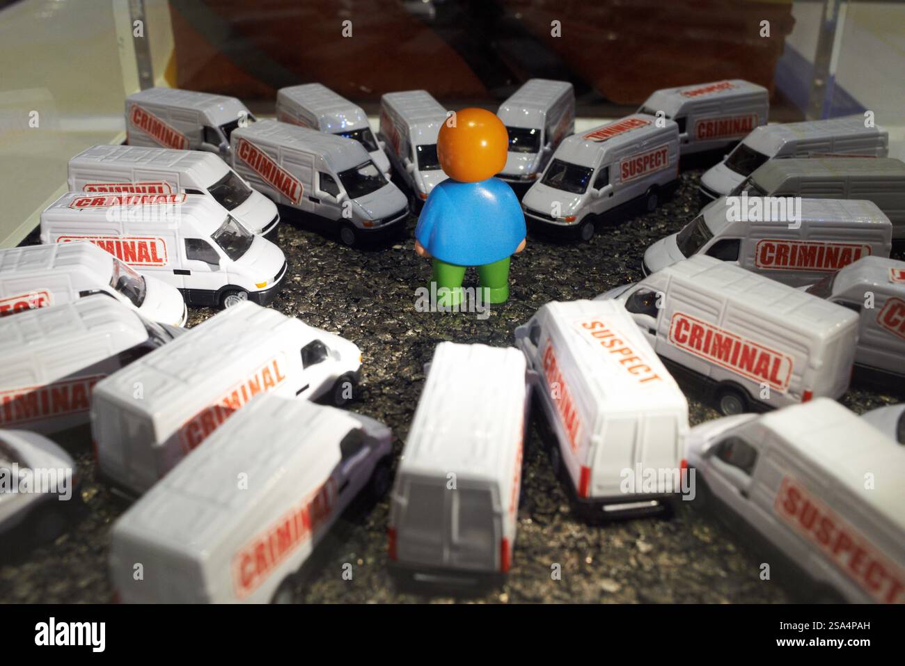 Tolosa, Francia. 28 gennaio 2025. Il modello al centro simboleggia gli effetti delle voci su una persona falsamente accusata di illecito. Il Quai des Savoirs (molo di Knowledges) svela oggi la sua ultima mostra temporanea. Questa mostra riguarda le folle: Folle nella vita reale o folle digitali e i loro comportamenti. Si chiama "come pecore?” (ad esempio, "come follower ciechi"). Anche la diffusione di notizie false su Internet è oggetto della mostra, così come la democrazia, a Tolosa, in Francia, il 28 gennaio, 2025. (foto di Alain Pitton/NurPhoto) credito: NurPhoto SRL/Alamy Live News Foto Stock