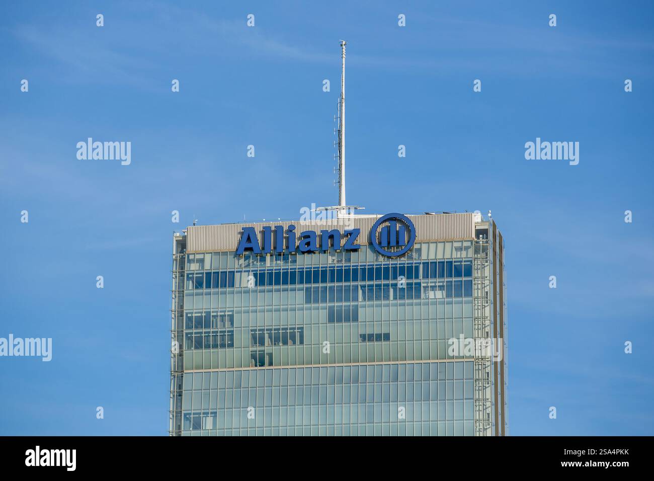 Italia, Milano - 13 maggio 2022: Logo Allianz, società finanziaria e assicurativa tedesca sull'edificio della sede centrale Foto Stock