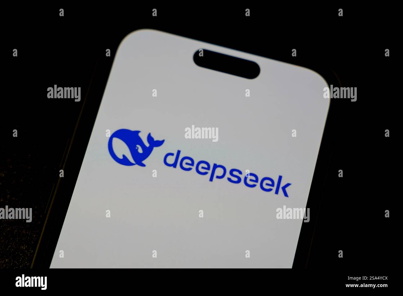 ILLUSTRAZIONE - l'app DeepSeek su un telefono cellulare. Le società di chip sono sotto pressione dal lancio del chatbot cinese. paesi bassi out - belgio out Foto Stock