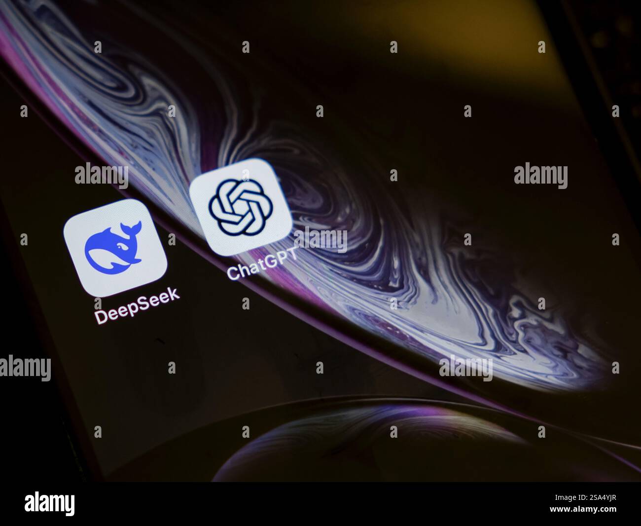 ILLUSTRAZIONE - l'app DeepSeek e Chat GPT su un telefono cellulare. Le società di chip sono sotto pressione dal lancio di DeepSeek, il chatbot cinese. paesi bassi out - belgio out Foto Stock