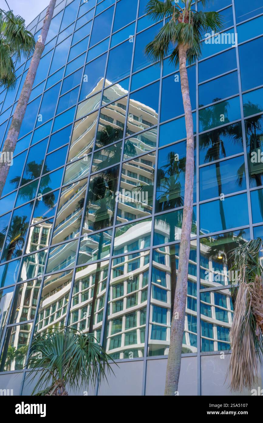 L'edificio dello skyline di Tampa Bay riflette i riflessi degli edifici in Florida Foto Stock