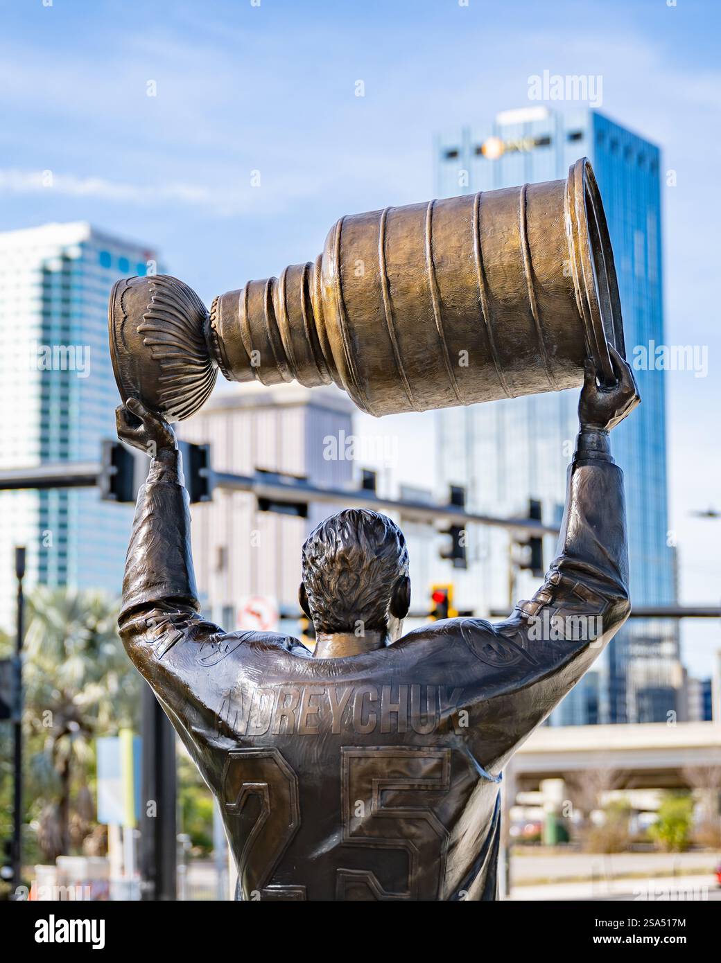 Statua della Tampa Bay Lightning Stanley Cup fuori dall'edificio dell'arena Foto Stock
