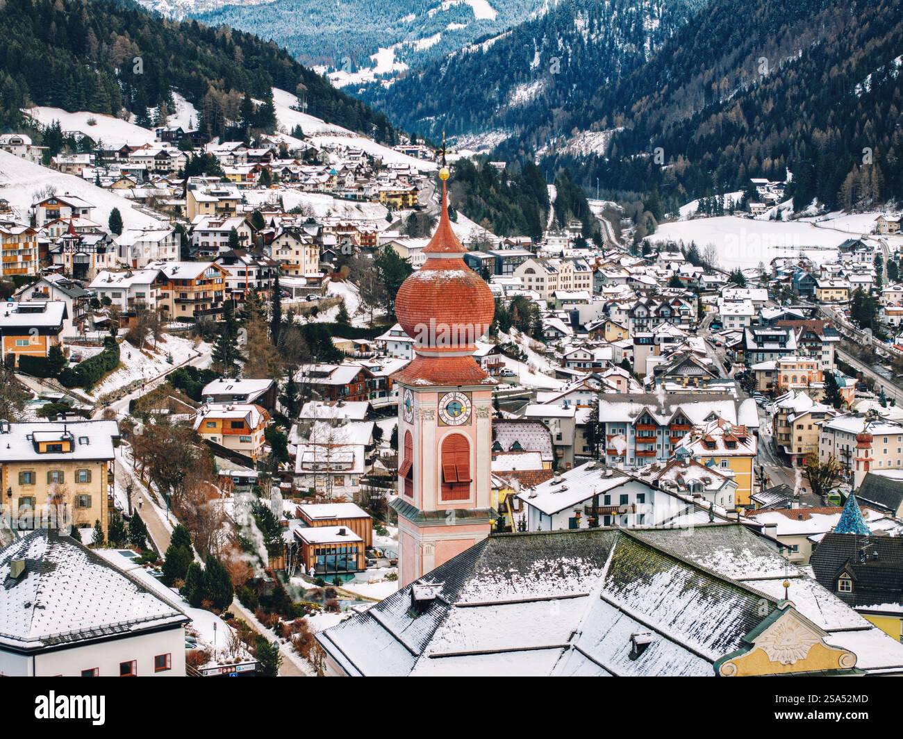 Veduta aerea del paese di Ortisei ricoperto di neve, all'interno delle Dolomiti, nel nord Italia Foto Stock