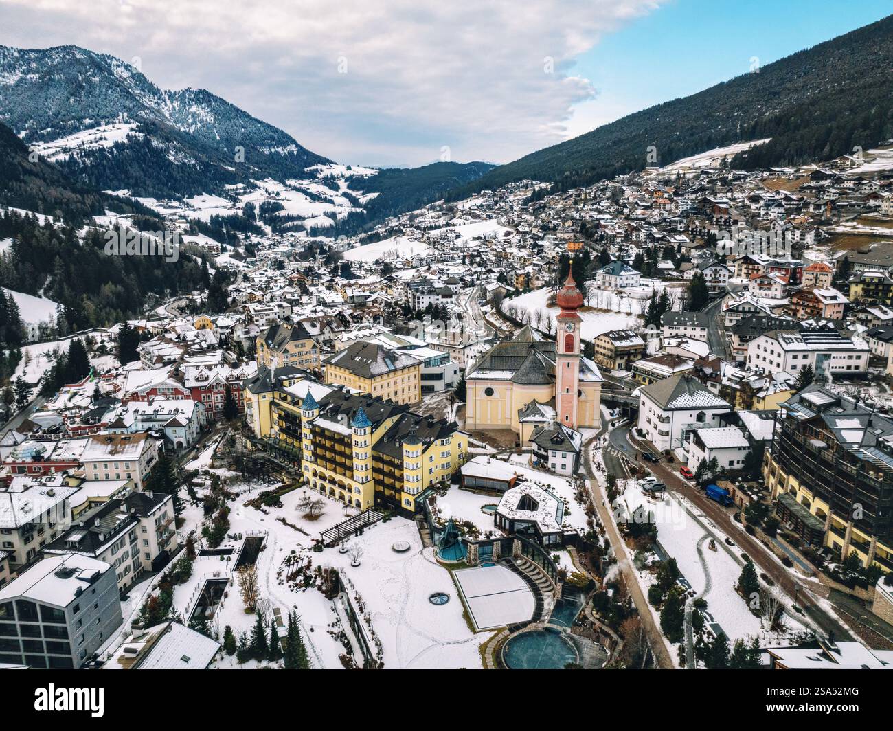 Veduta aerea del paese di Ortisei ricoperto di neve, all'interno delle Dolomiti, nel nord Italia Foto Stock