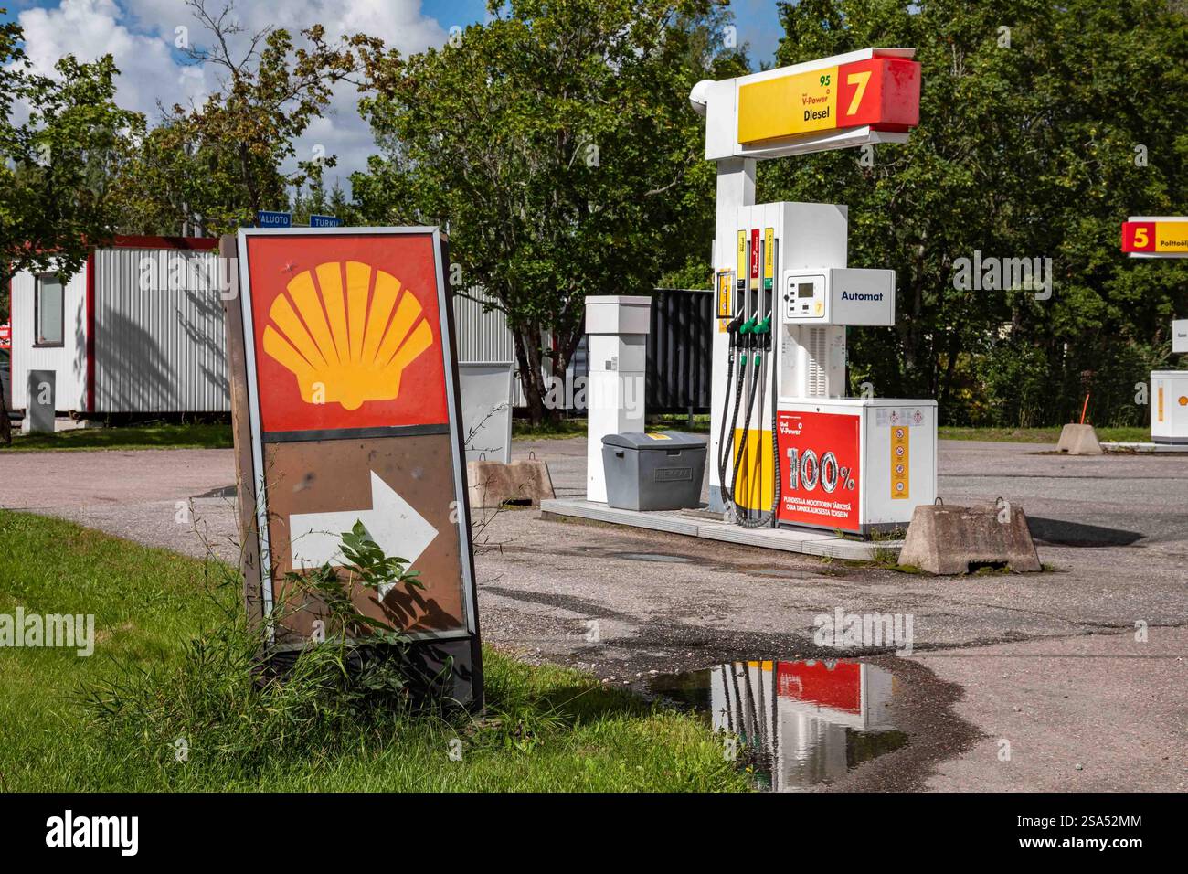 Stazione di rifornimento Rural Shell con pompa self-service nel distretto di Piikkiö a Kaarina, Finlandia Foto Stock