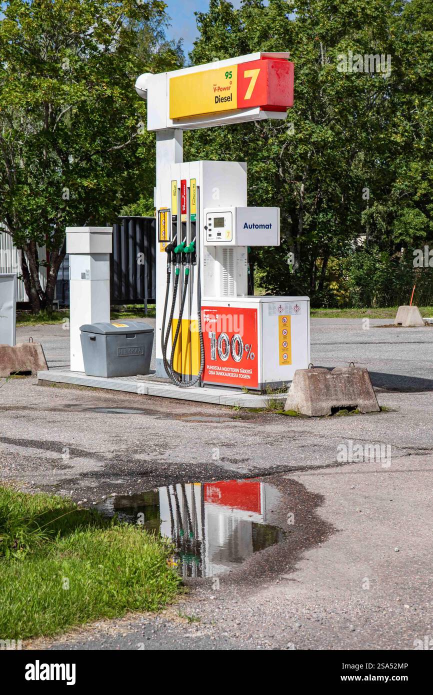 Pompa di carburante self-service presso la stazione di servizio rurale Shell nel distretto di Piikkiö a Kaarina, Finlandia Foto Stock