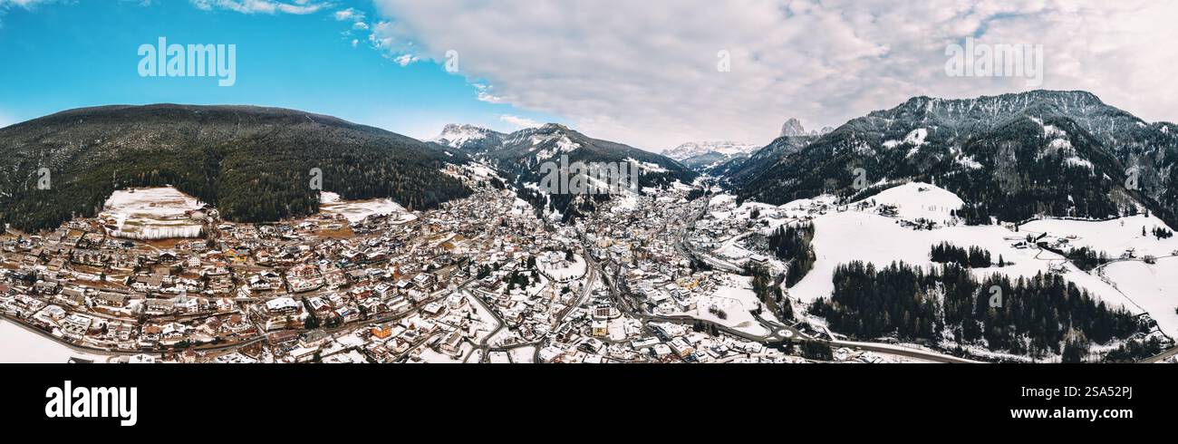 Panorama aereo del paese di Ortisei ricoperto di neve, tra le Dolomiti, nel nord Italia Foto Stock