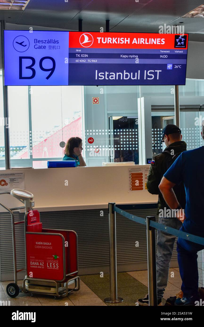 Porta d'imbarco all'aeroporto internazionale Liszt Ferenc di Budapest - Ungheria Foto Stock