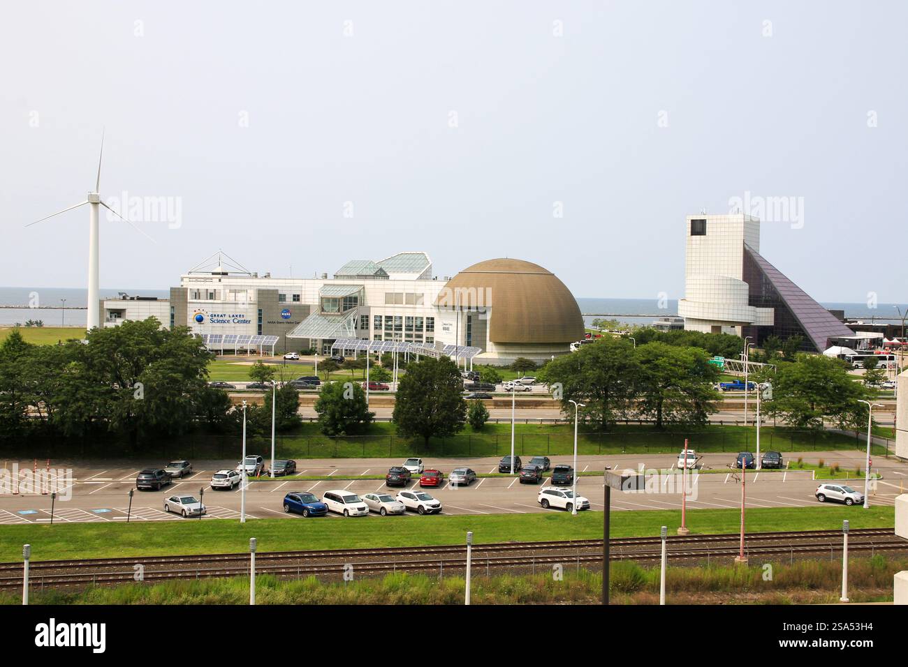 Cleveland, Ohio, Stati Uniti - 2 agosto 2023: I visitatori possono ammirare varie mostre educative presso un centro scientifico situato vicino alla costa, con un planetario. Foto Stock