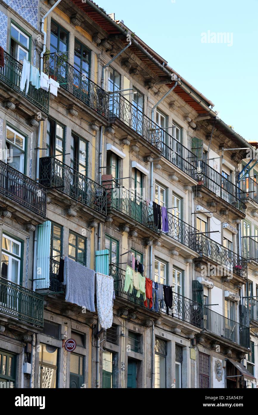 Lavanderie appese sui balconi degli appartamenti tradizionali nella città vecchia di Porto. Portogallo Foto Stock