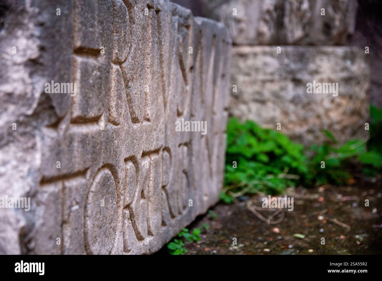 Dettaglio di una lastra di pietra abbandonata con un'antica iscrizione latina, Roma, Italia Foto Stock