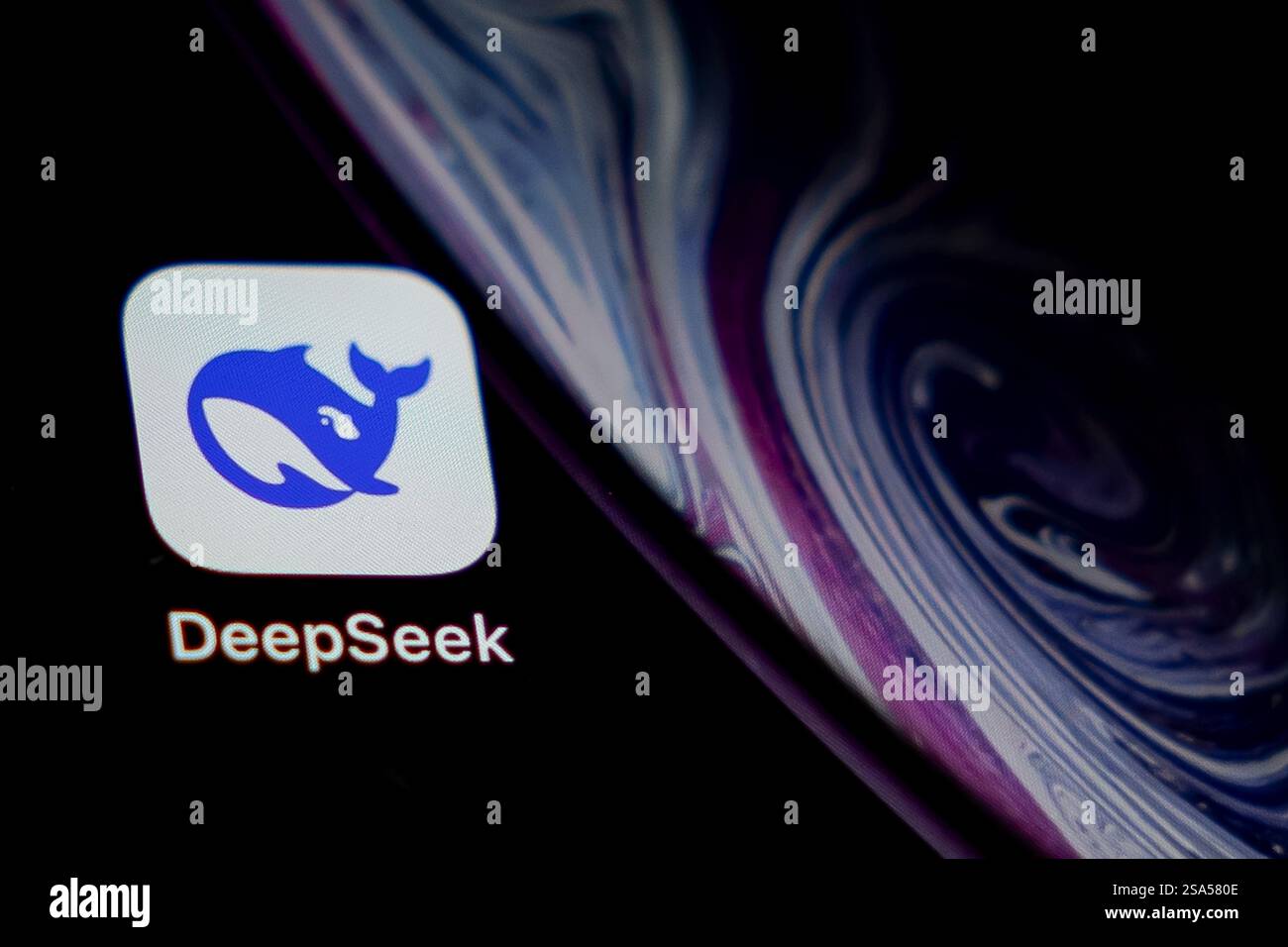 ILLUSTRAZIONE - l'app DeepSeek su un telefono cellulare. Le società di chip sono sotto pressione dal lancio del chatbot cinese. paesi bassi out - belgio out Foto Stock