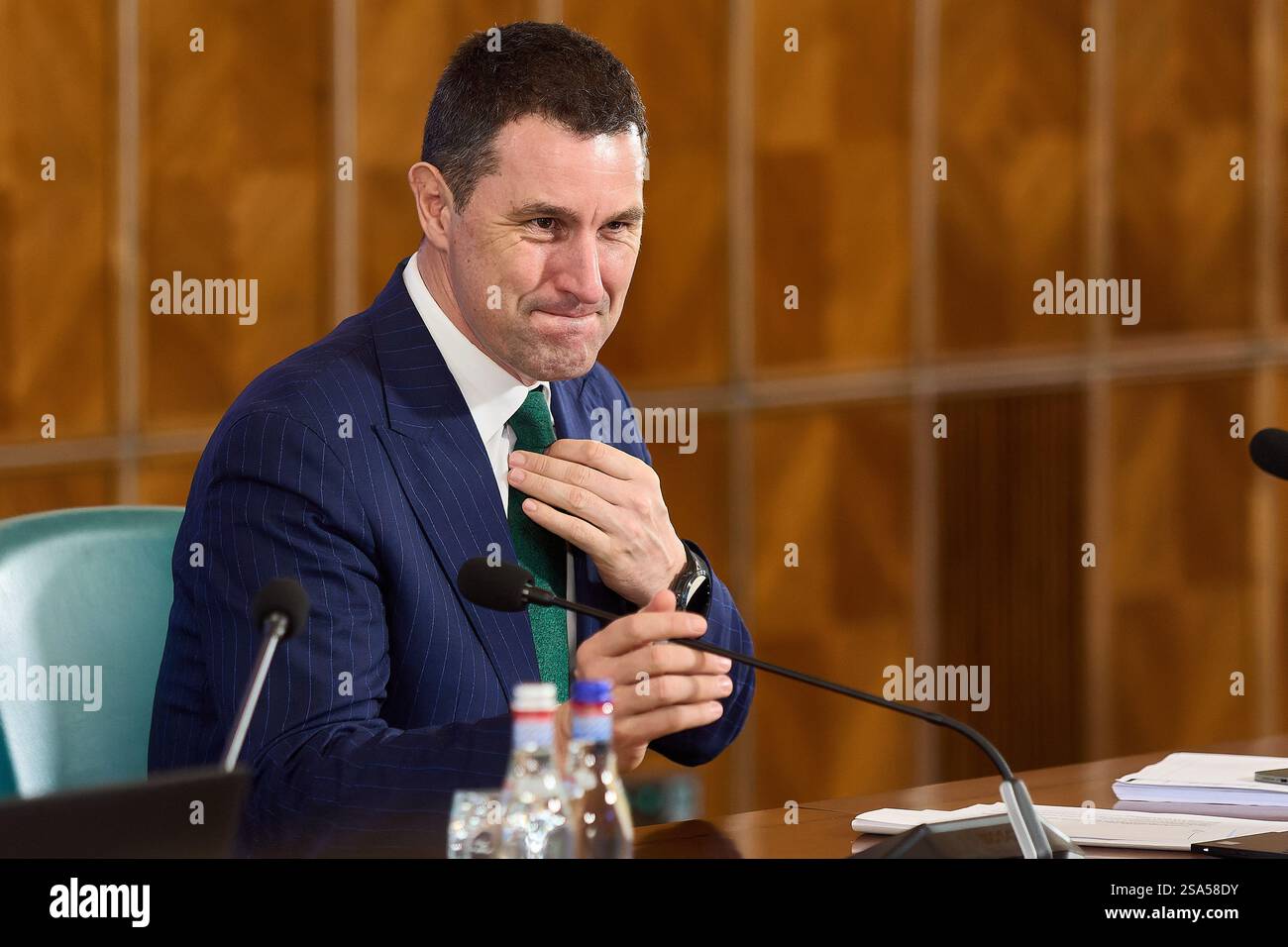 Bucarest, Romania. 28 gennaio 2025: Tanczos Barna, Vice primo Ministro, Ministro delle Finanze, partecipa alla riunione del governo presso il Victoria Palace, la sede del governo rumeno. Crediti: Lucian Alecu/Alamy Live News Foto Stock