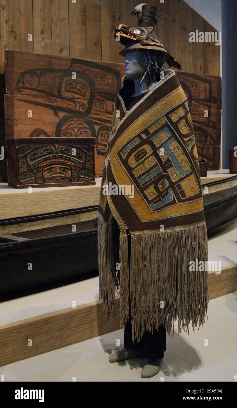 Abbigliamento. Cappello, circa 1850. Di un artista Tlingit sconosciuto. Legno, rame, radice di abete rosso, vernice, lumaca opercula, ermine e abalone. Questo cappello identifica il suo portatore come un leader del clan Wolf e il livello della sua ricchezza. Museo d'arte di Denver. Denver, Colorado, Stati Uniti. Foto Stock