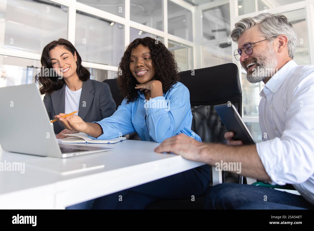 Gruppo diversificato di professionisti che si riuniscono per organizzare riunioni di pianificazione delle strategie di marketing Foto Stock