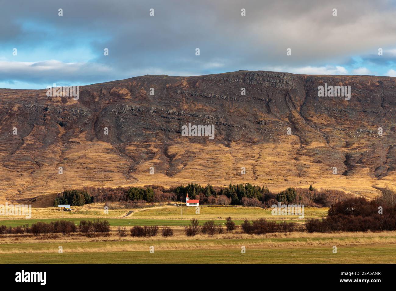Chiesa di Lundarkirkja sulla costa occidentale dell'Islanda, nell'Atlantico settentrionale Foto Stock