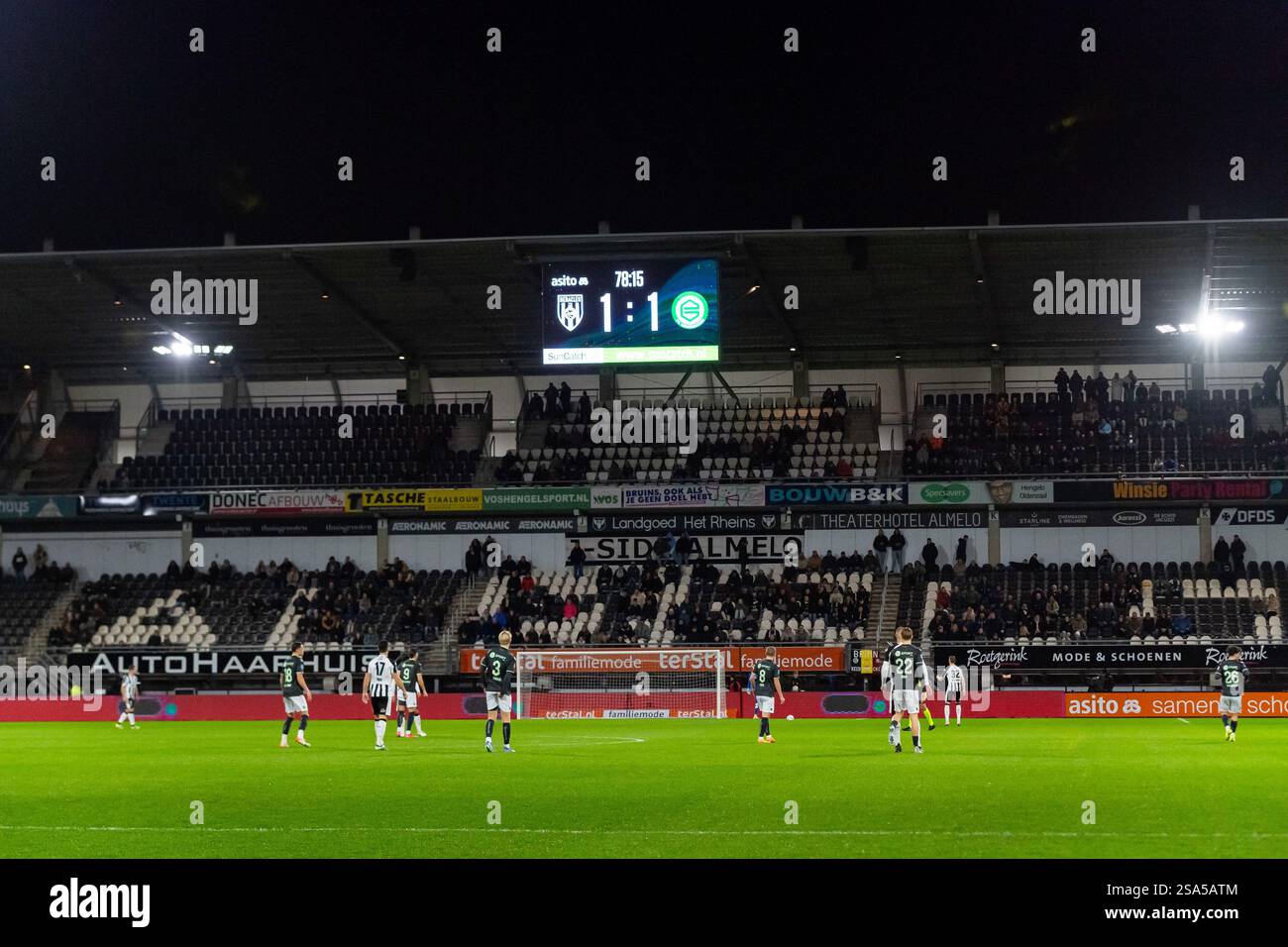 Almelo, Paesi Bassi. 28 gennaio 2025. ALMELO, Stadium Asito, 28-01-2025, stagione 2024/2025, Eredivisie olandese calcio durante la partita Heracles - Groningen (Restant) orario di partenza crediti: Pro Shots/Alamy Live News Foto Stock