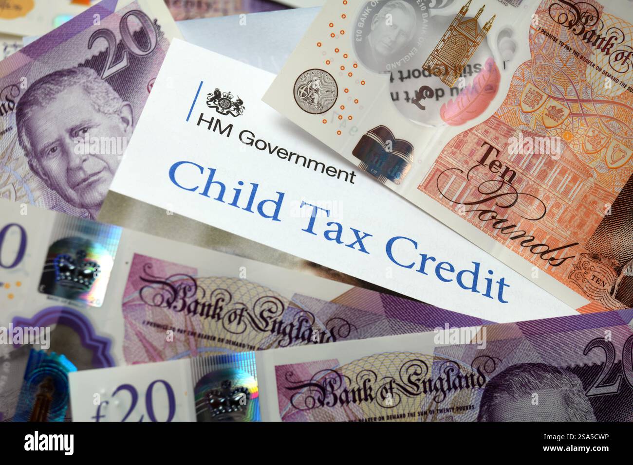 HM OPUSCOLO INFORMATIVO SUL CREDITO D'IMPOSTA PER I BAMBINI DEL GOVERNO CON BRITISH MONEY RE BENEFITS CHILDREN INCOMES ETC UK Foto Stock