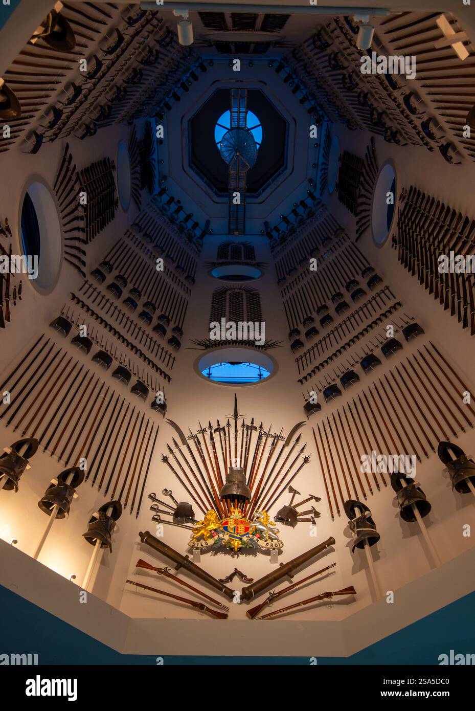 La sala d'acciaio a lato della scala del Royal Armouries Museum di Leeds Foto Stock