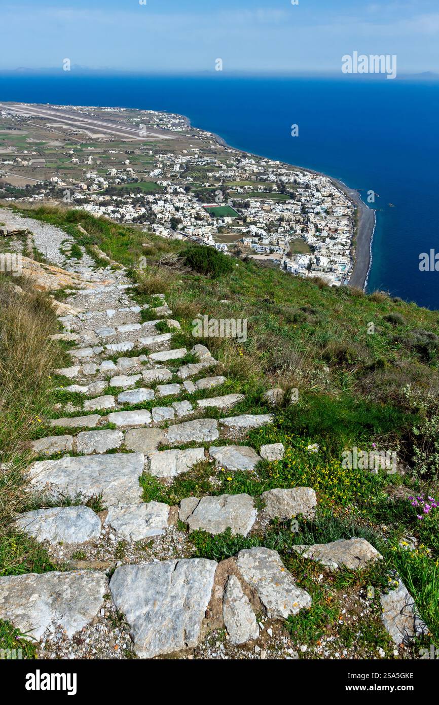 Vista dall'antica Thira su Kamari e sul Mar Egeo a Santorini, Grecia. Un sito storico con splendidi paesaggi costieri e vulcanici. Foto Stock