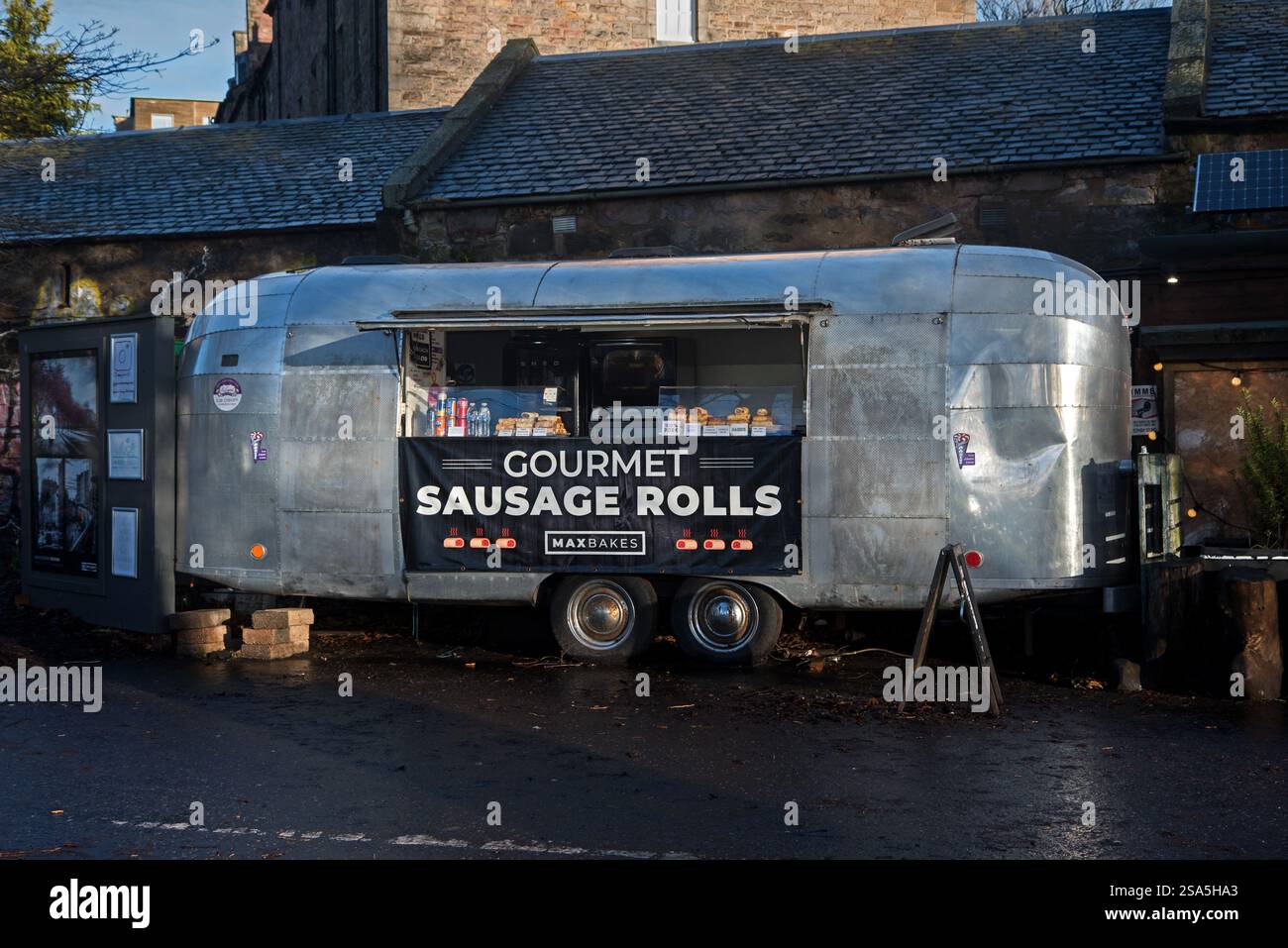 Rotoli di salsiccia gourmet venduti da una bancarella d'argento in stile retrò da The Meadows, Edimburgo, Scozia, Regno Unito. Foto Stock