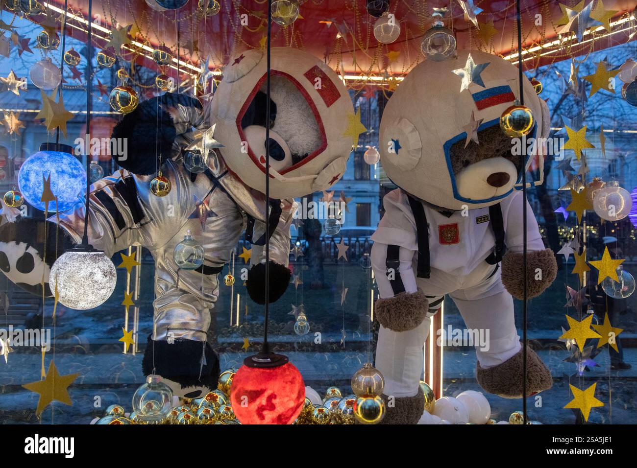 Mosca, Russia. 28 gennaio 2025. I ballerini si esibiscono durante le celebrazioni per il Capodanno lunare con una grande processione nel centro di Mosca, in Russia. Crediti: Nikolay Vinokurov/Alamy Live News Foto Stock