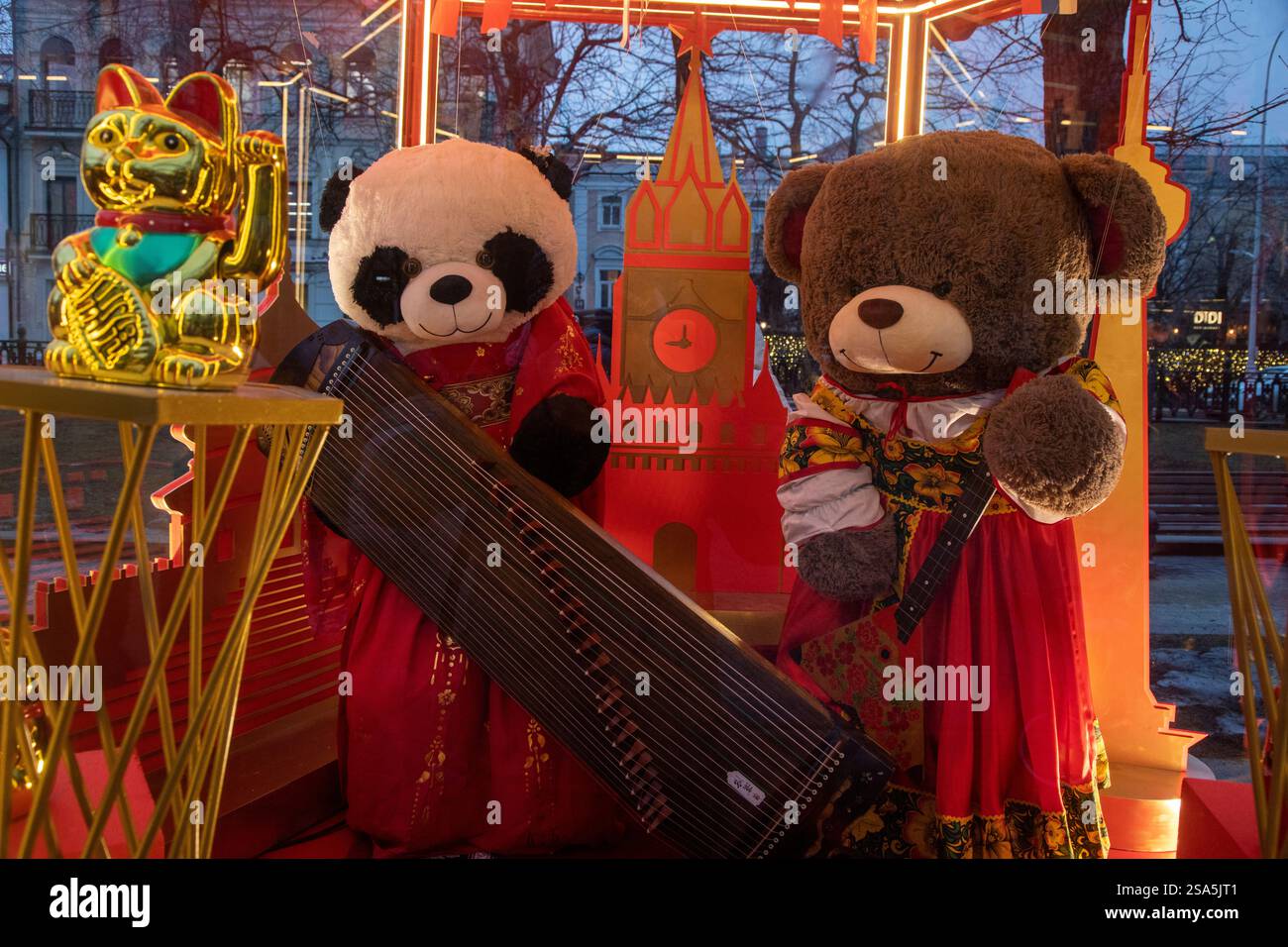 Mosca, Russia. 28 gennaio 2025. Le decorazioni di strada sono raffigurate nel centro di Mosca durante il Capodanno cinese, in Russia. Crediti: Nikolay Vinokurov/Alamy Live News Foto Stock
