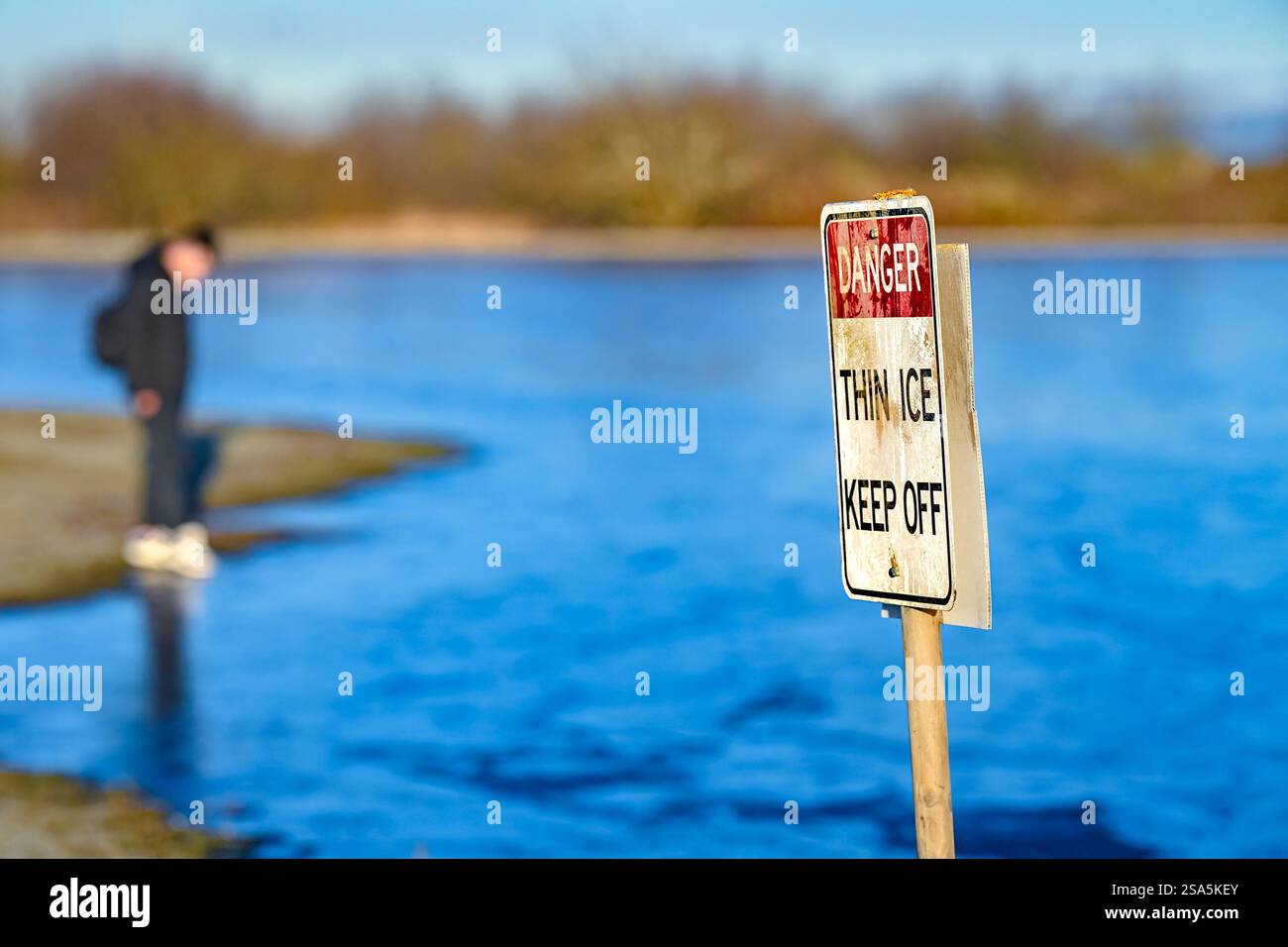 Pericolo, ghiaccio sottile, tenere lontano, cartello di avvertimento, inverno, ipond, icea Foto Stock