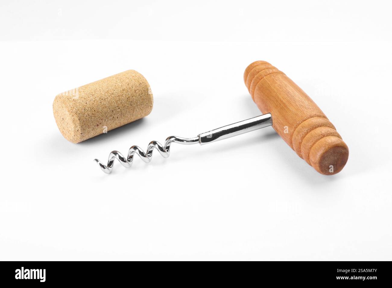 Cavatappi con manico in legno e sughero su sfondo bianco Foto Stock