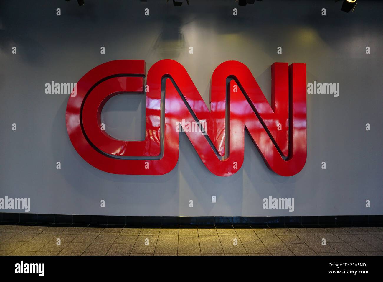 Primo piano del logo rosso dell'emittente televisiva americana CNN su una parete grigia all'interno della sede centrale della società di trasmissione media ad Atlanta, Georgia, Stati Uniti Foto Stock