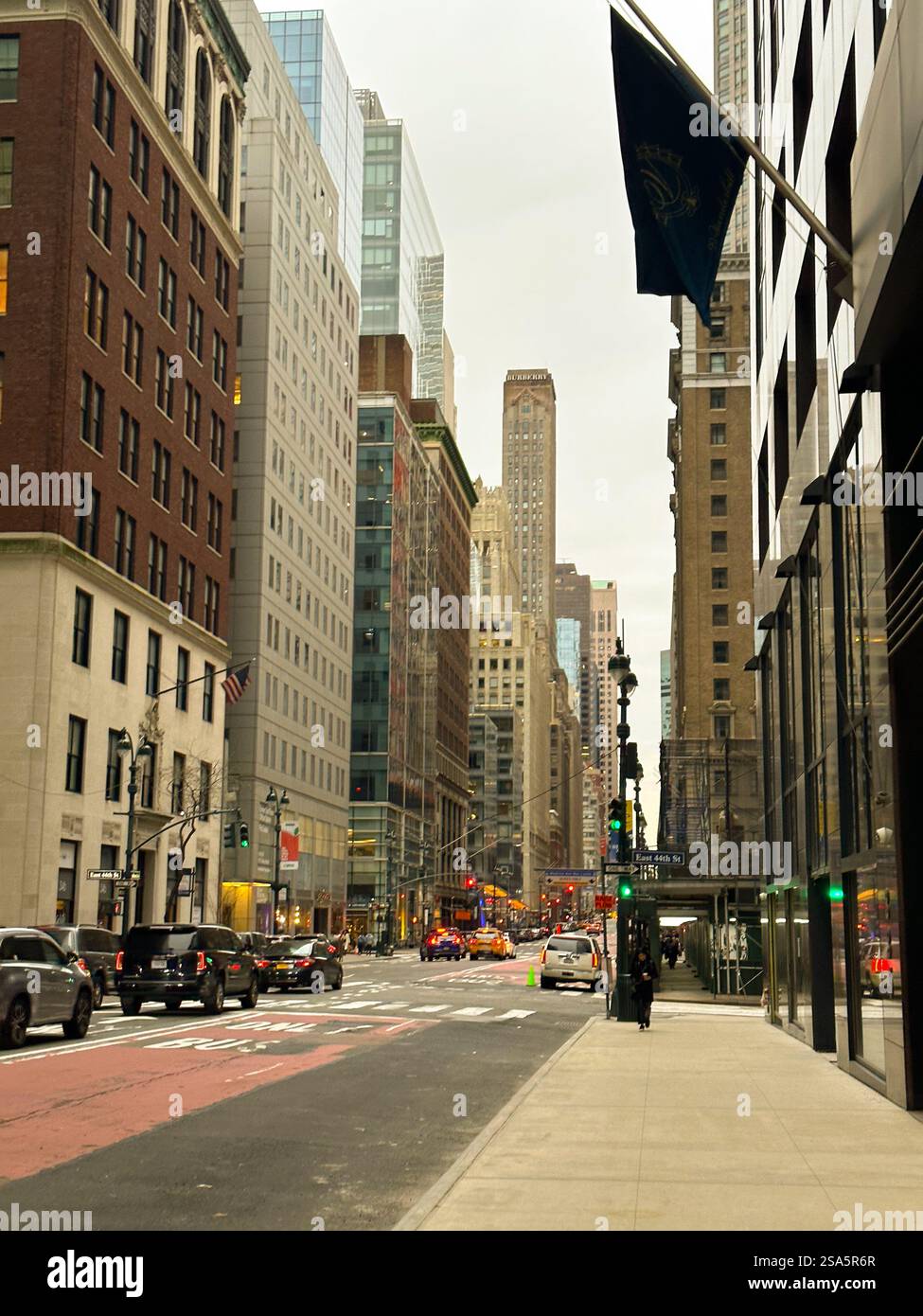 Una strada a New York, fotografata in pieno giorno Foto Stock