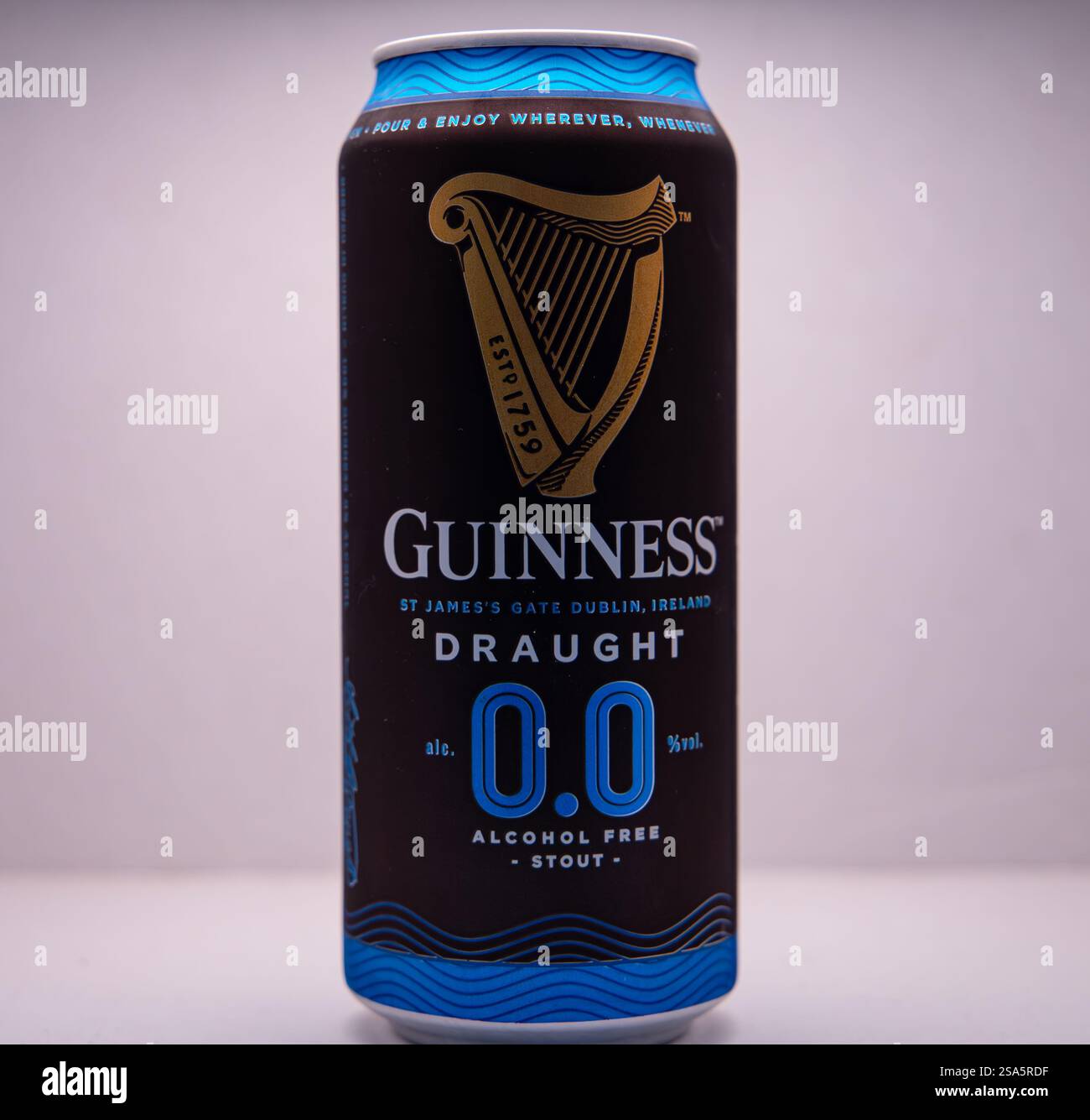 Una lattina singola su Guinness 0,0 senza alcol con il famoso logo dell'arpa. Foto Stock