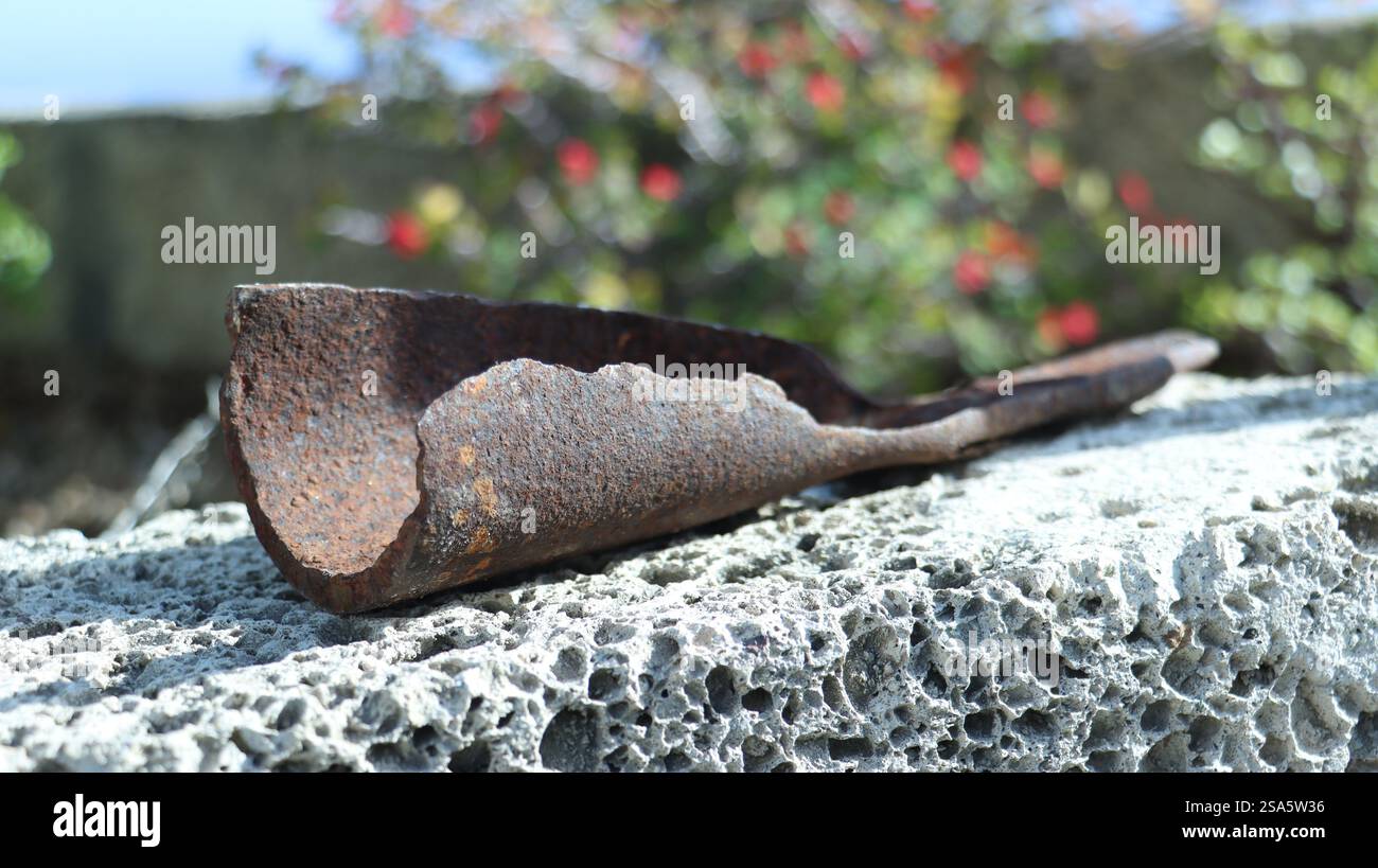 primo piano di una parte di un tubo in metallo arrugginito sulla parte superiore di una parete pomice. Tenerife. Foto Stock