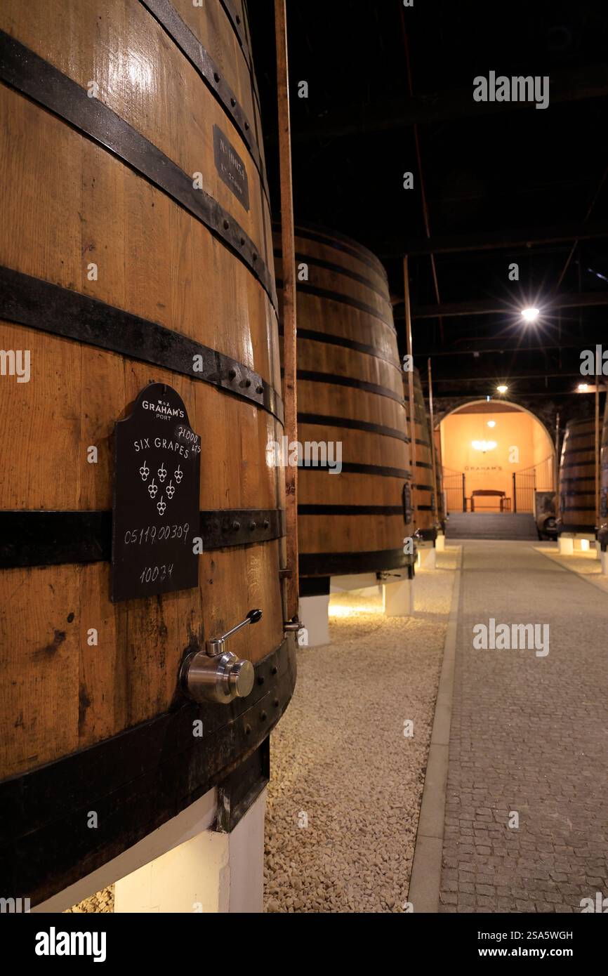 Invecchiamento del vino di porto nella grande botte del Graham's Port Lodge. Porto. Portogallo Foto Stock