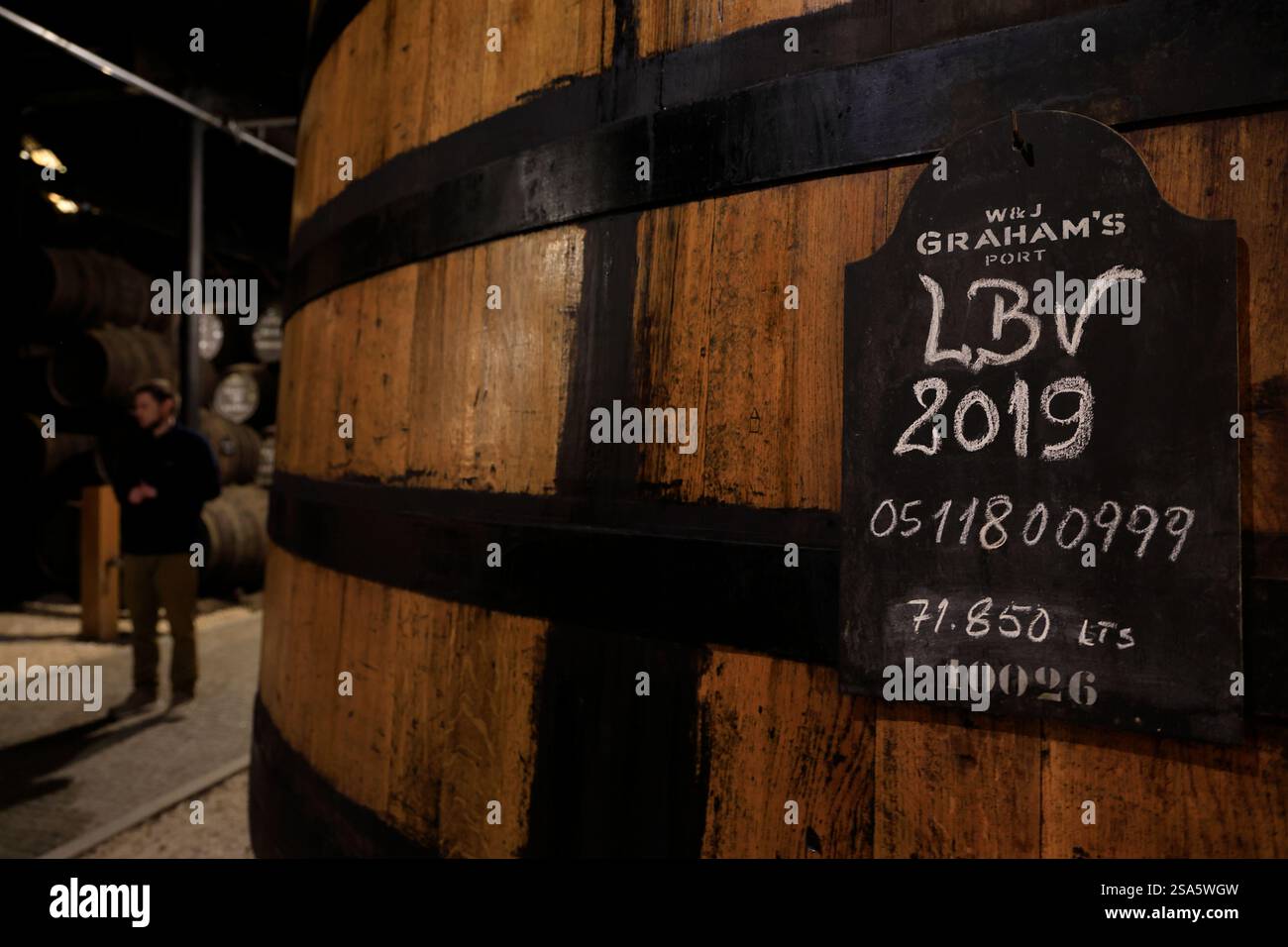 Invecchiamento del vino di porto nella grande botte del Graham's Port Lodge. Porto. Portogallo Foto Stock