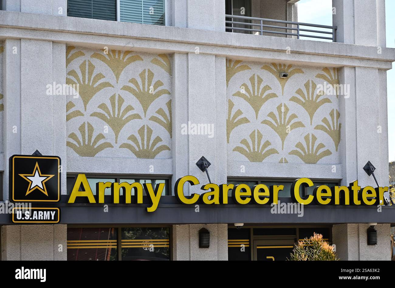 LONG BEACH, CALIFORNIA - 24 GENNAIO 2025: Insegna dell'Army Career Center su Pine Street nel centro di Long Beach. Foto Stock