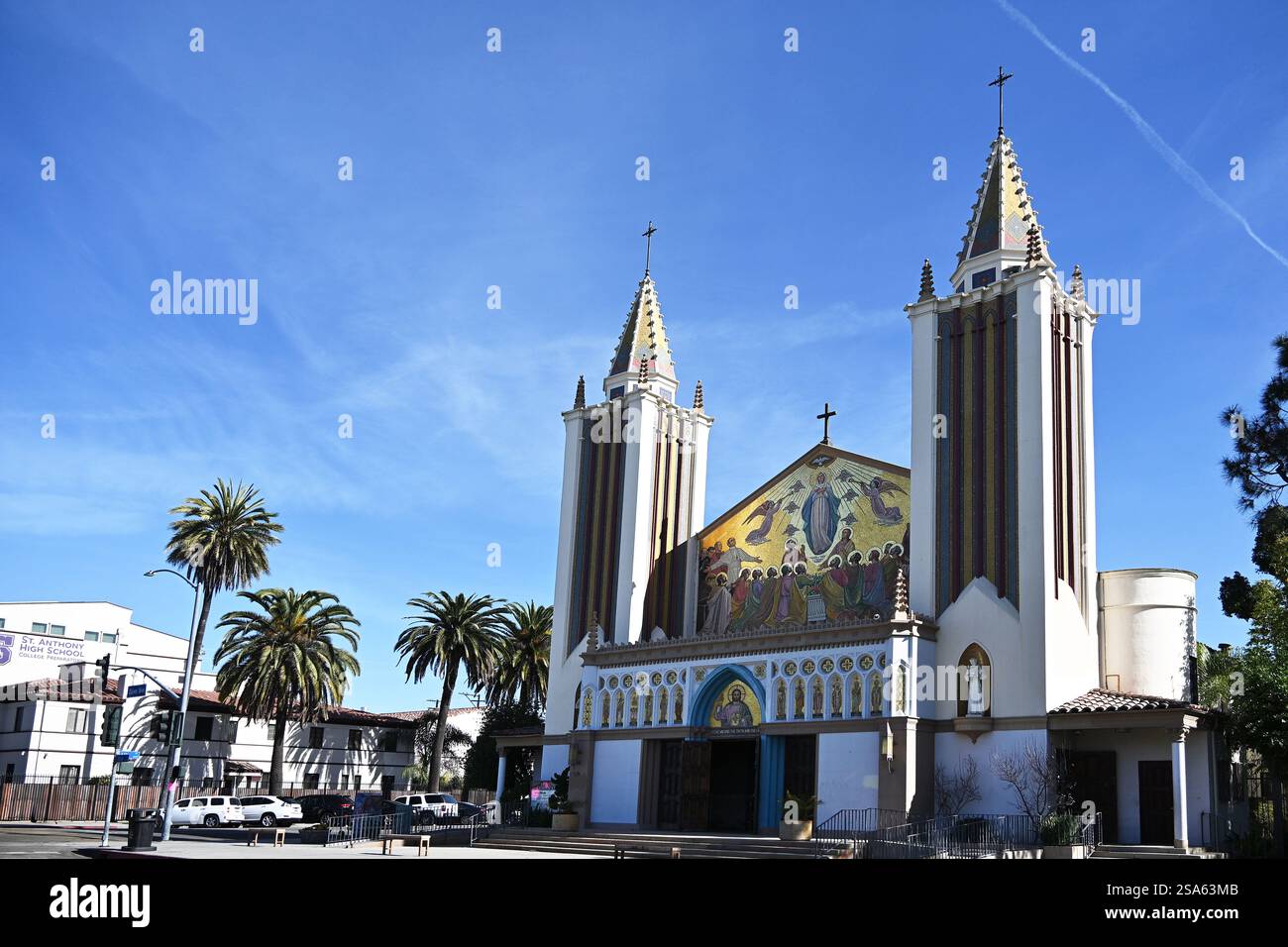 LONG BEACH, CALIFORNIA - 24 GENNAIO 2025: La Chiesa di Sant'Antonio, fondata come prima parrocchia cattolica romana nel 1902, è considerata la Chiesa madre in t Foto Stock