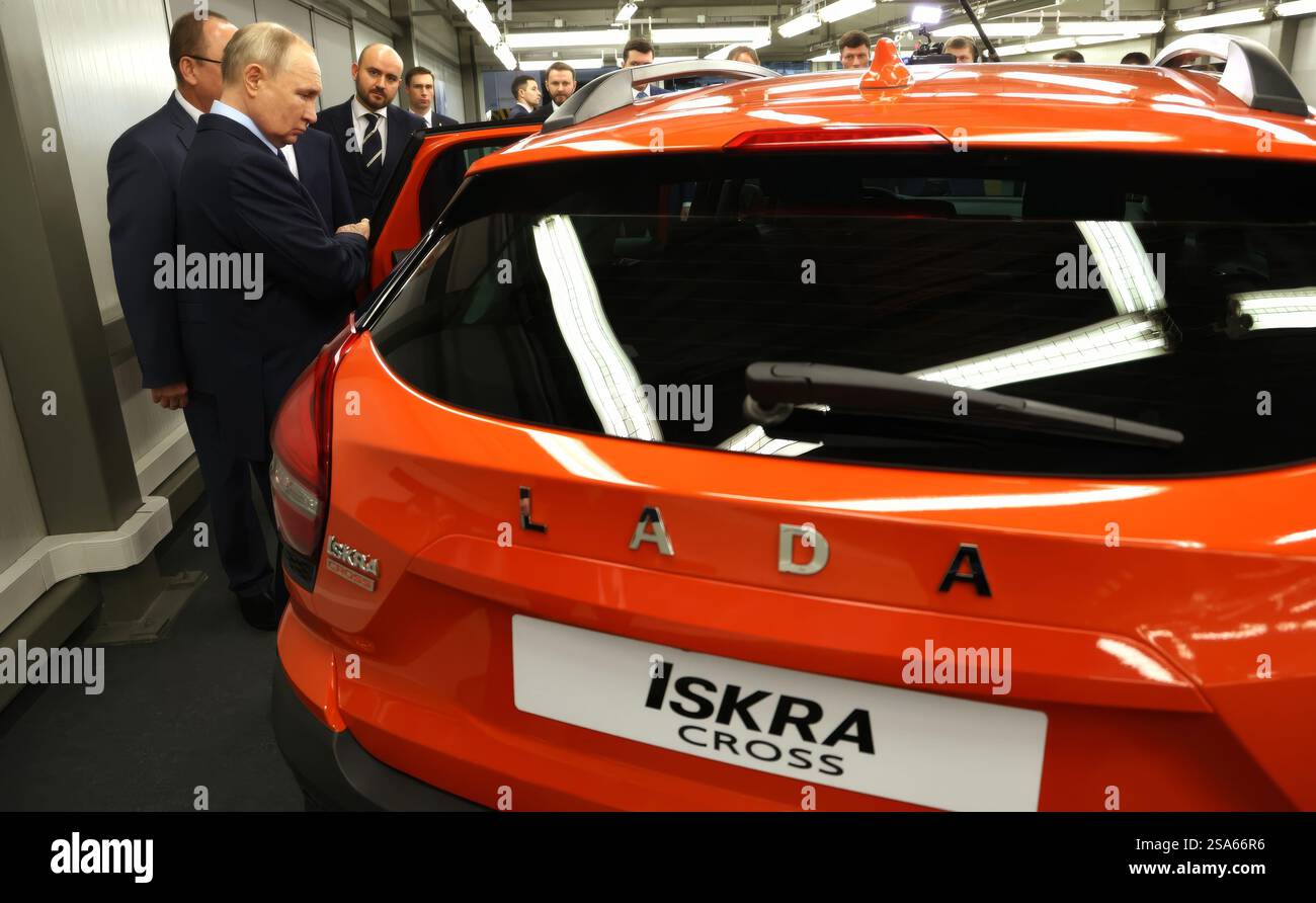 Togliatti, Russia. 28 gennaio 2025. Al presidente russo Vladimir Putin, a sinistra, viene mostrato un prototipo del veicolo Lada Iskra Cross, durante un tour della produzione automobilistica presso lo stabilimento di Tolyatti, il 28 gennaio 2025, a Togliatti, nell'Oblast' di Samara, in Russia. Crediti: Vyacheslav Prokofyev/piscina del Cremlino/Alamy Live News Foto Stock