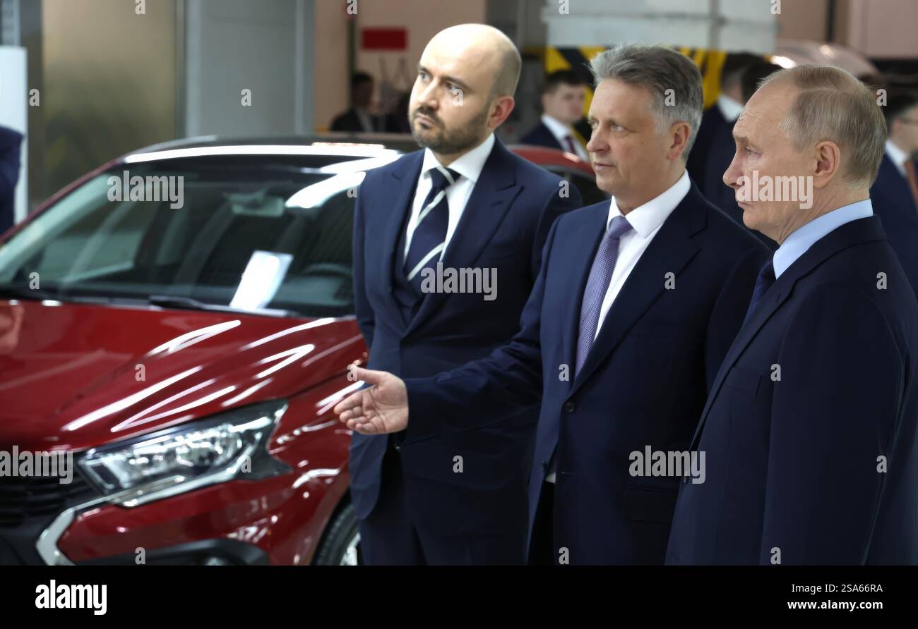 Togliatti, Russia. 28 gennaio 2025. Al presidente russo Vladimir Putin, a destra, viene mostrato il prototipo di un veicolo Lada Iskra dal presidente AvtoVAZ Maxim Sokolov, al centro, e dal governatore della regione di Samara Vyacheslav Fedorishchev, a sinistra, durante un tour della produzione automobilistica nello stabilimento di Tolyatti, il 28 gennaio 2025 a Togliatti, nell'Oblast di Samara, in Russia. Crediti: Vyacheslav Prokofyev/piscina del Cremlino/Alamy Live News Foto Stock