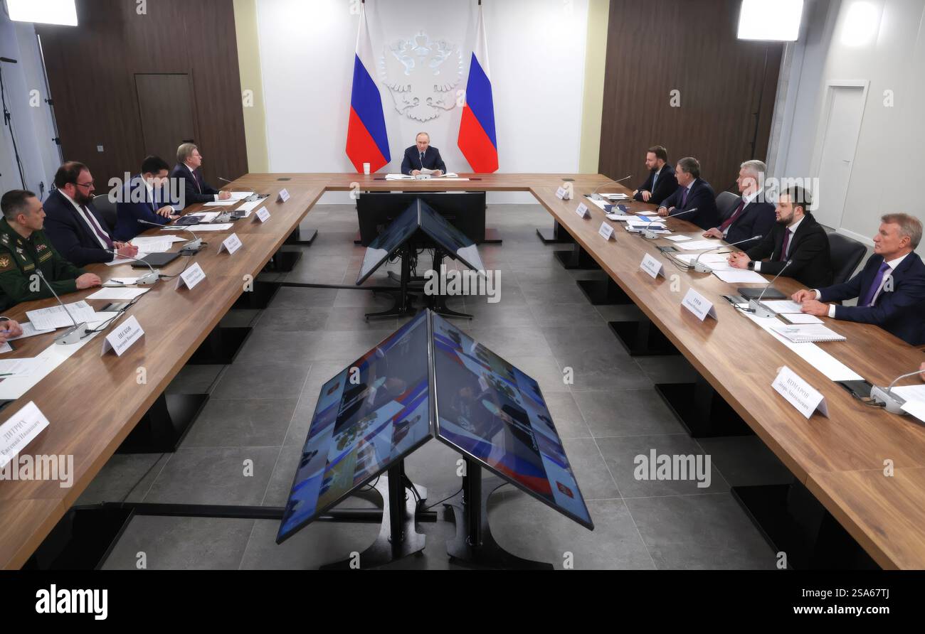 Togliatti, Russia. 28 gennaio 2025. Il presidente russo Vladimir Putin, centro, presiede un incontro sullo sviluppo della tecnologia dei droni civili e militari presso il Centro ricerche di Samara, 28 gennaio 2025 a Togliatti, nell'Oblast di Samara, Russia. Crediti: Vyacheslav Prokofyev/piscina del Cremlino/Alamy Live News Foto Stock
